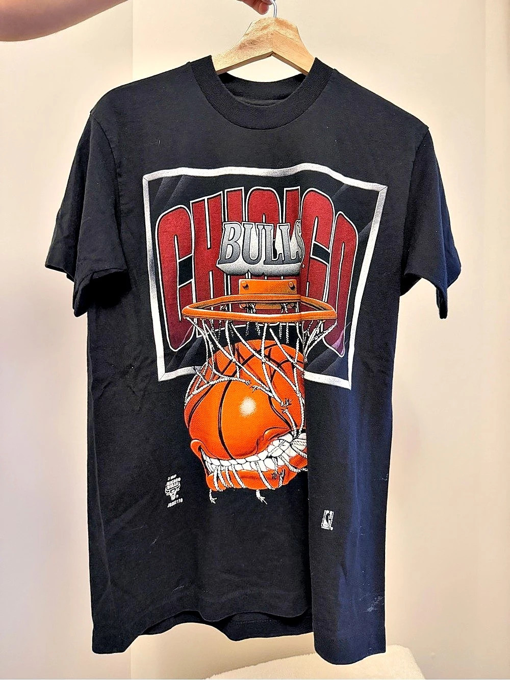 Chicago Bulls Graphic Basketball Short Sleeve Tee in Black